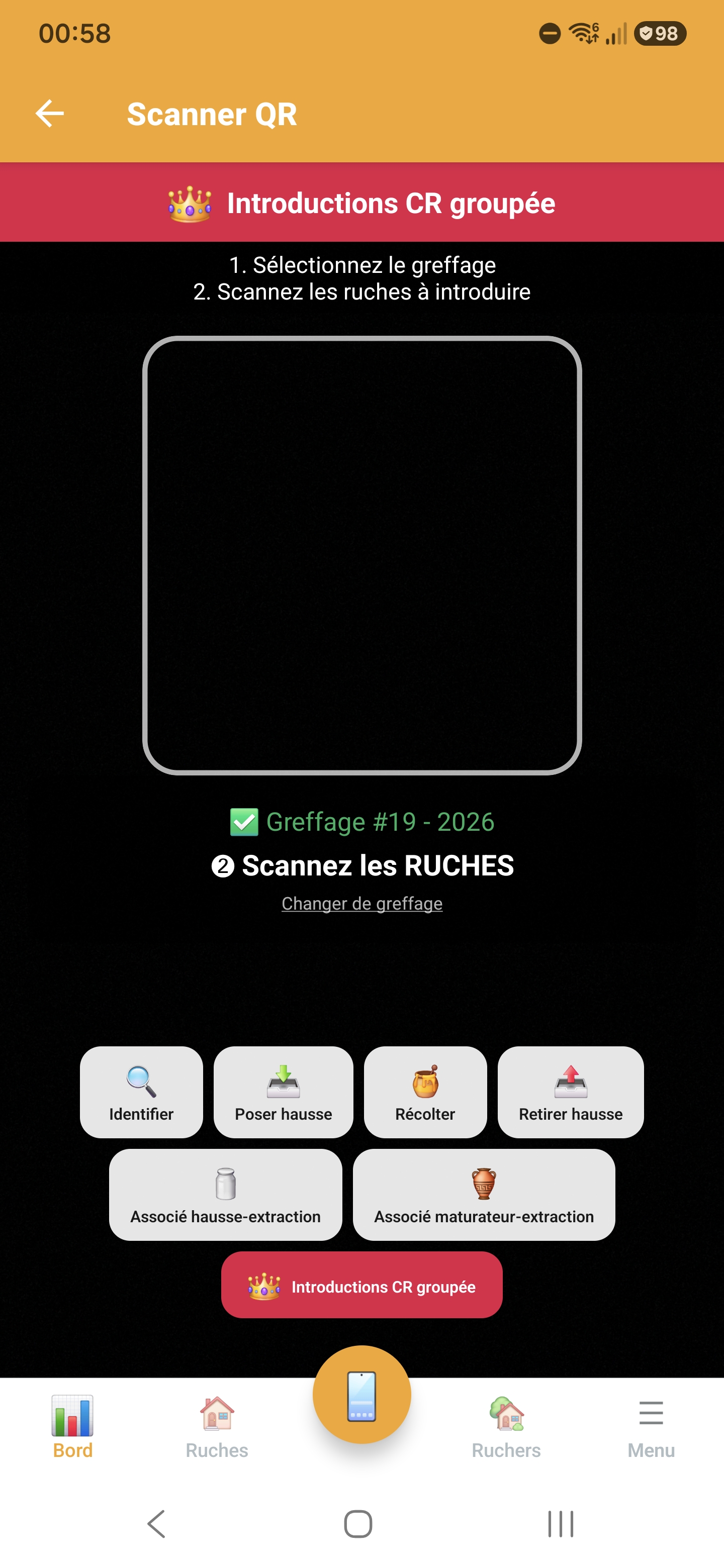 QR code apposé sur une ruche scanné par Api'Track